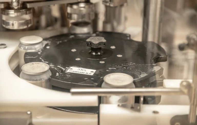 Machine vult blikjes met drank