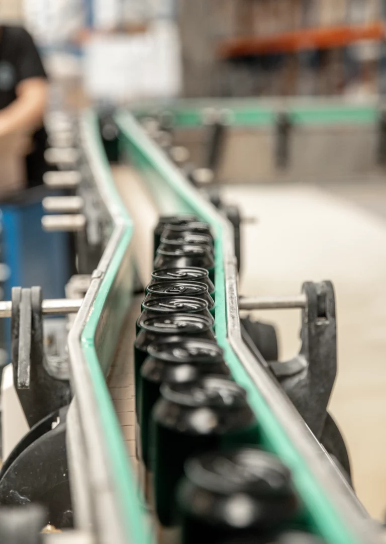 Bier in blik, fles en vat op de flexibele afvullijn van Belgian Contract Brewery in Menen