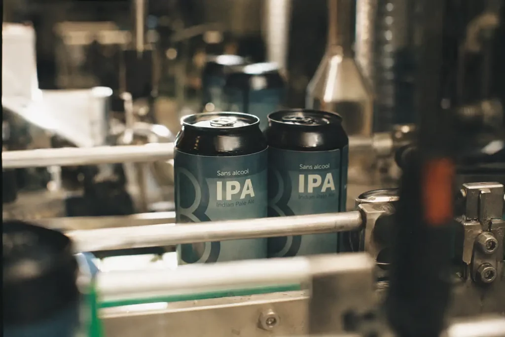 Alcoholvrije IPA-blikjes op een productielijn