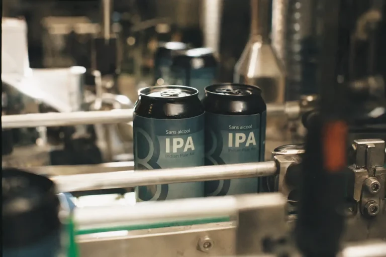 Alcoholvrije IPA-blikjes op een productielijn